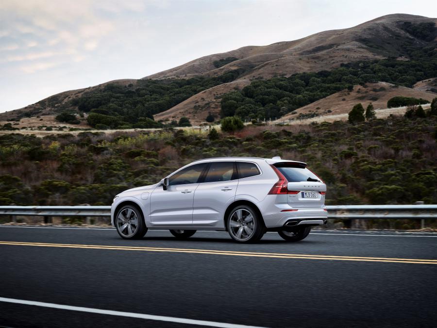  Volvo XC60 T8 R-Design 2017 года  (WW) (фото 11 из 23)